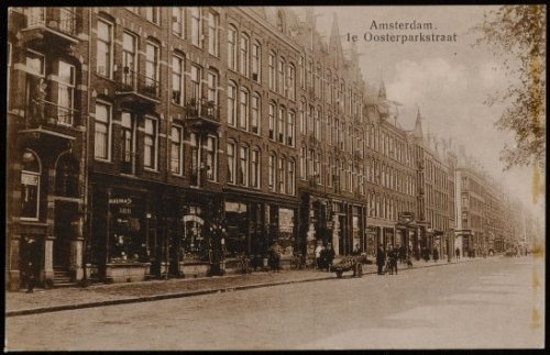 Eerste Oosterparkstraat. Deze prentbriefkaart dateert van 1920 en was een uitgave van de N.V. Luxe Papierwarenhandel v.h. Roukes & Erhart, Baarn.<br />Bron: Beeldbank, Stadsarchief Amsterdam. 