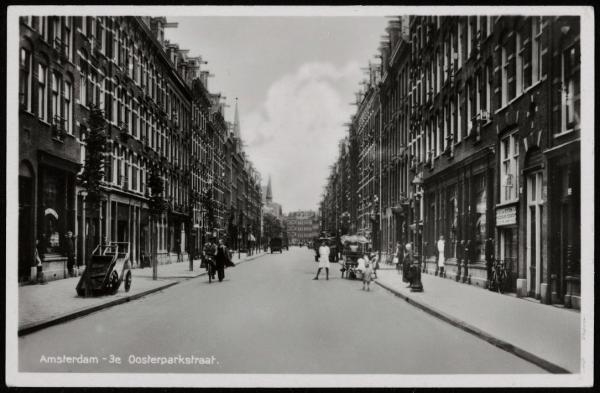 Derde Oosterparkstraat. Prentbriefkaart uit ongeveer 1930 van de derde Oosterparkstraat. <br />Bron: Beeldbank Stasarchief Amsterdam. 