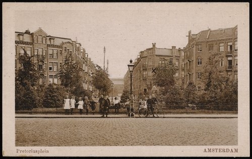 Pretoriusplein. Afgebeeld is het Pretoriusplein in 1920(tegenwoordig het Steve Bikoplein). Uitgave G.J. Jong, Retiefstraat 43, Amsterdam. Bron: Beeldbank, Stadsarchief Amsterdam. 