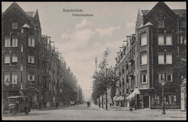Pretoriusstraat, gezien vanuit de Linnaeusstraat. Deze foto van de pretoriusstraat dateert uit 1920. Uitgave Weenenk & Snel, Den Haag.<br />Bron: Beeldbank, Stadarchief Amsterdam. 