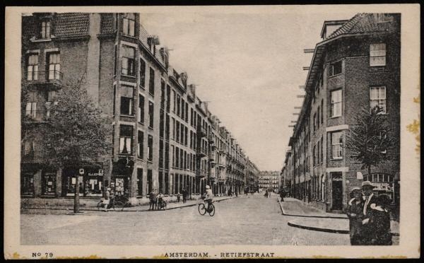 Retiefstraat - Deze afbeelding dateert uit 1920 en is een uitgave van G.J. Jong, Retiefstraat 43.<br />Bron: Beeldbank Stadsarchief Amsterdam. 