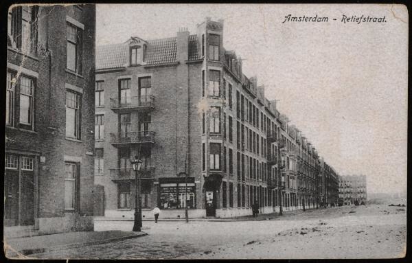 Retiefstraat 1920 - De Retiefstraat in 1920 was slechts voor de helft gebouwd. Op de hoek zit een boek- en papierhandel. <br />Uitgave G.J. Jong, Retiefstraat 43, Amsterdam<br />Bron: Beeldbank, Stadsarchief Amsterdam 