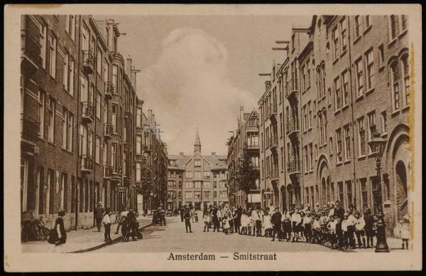 Smitstraat  <p>Deze foto dateert van 1934. Op de foto de Smitstraat met rechts de Oranje-Vrijstaatschool. Uitgave Boekhandel van Utteren, Amsterdam.<br />
Bron: Beeldbank, Stadsarchief Amsterdam</p>