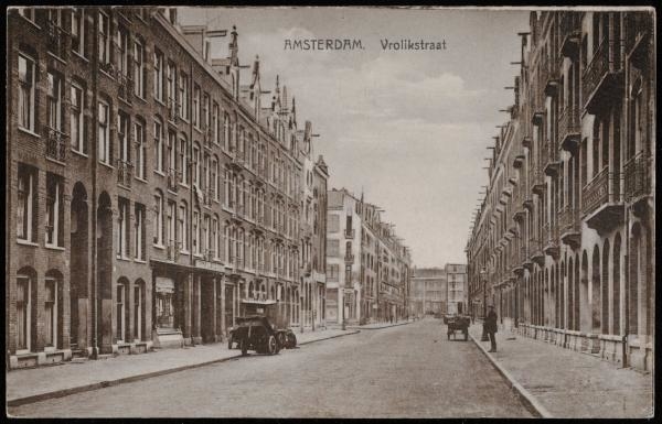 De Vrolikstraat. Vrolikstraat gezien in de richting van de Linnaeusstraat. Uitgave Krams Boekhandel, Vrolikstraat, Amsterdam. Deze foto dateert uit 1924.<br />Bron: Beeldbank, Stadsarchief Amsterdam. 