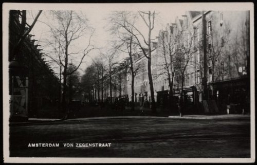 Von Zesenstraat gezien vanaf de Linnaeusstraat. Deze prentbriefkaart is uit ongeveer 1930. Mijn ouders hebben op meerdere adressen gewoond. Bron: Beeldbank, Stadsarchief Amsterdam. 