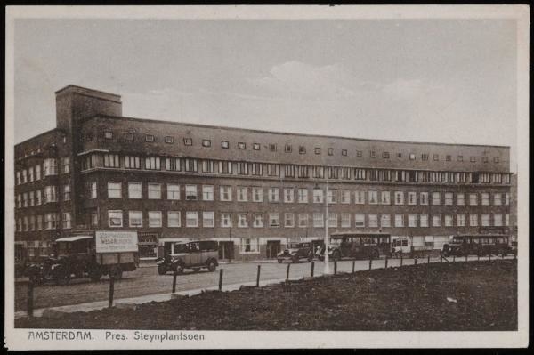 President Steynplantsoen.  <p>President Steynplantsoen gezien vanaf de Wibautstraat. Uitgave: Mij. Rembrandt, Utrecht. De foto dateert uit 1939.<br />
Bron: Stadsarchief Amsterdam (Beeldbank).</p>