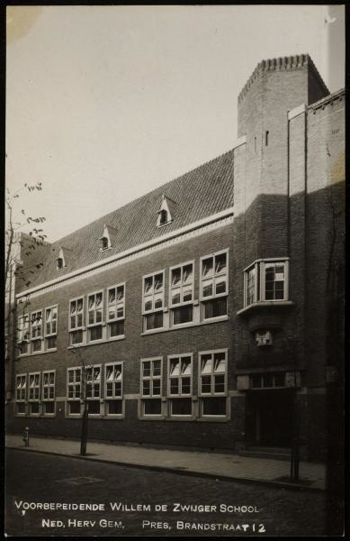 De kleuterschool. In de President Brandstraat op nummer 12 zat de Willem de Zwijgerschool, de foto dateert uit 1933.<br />Bron: Beeldbank Stadsarchief Amsterdam. 
