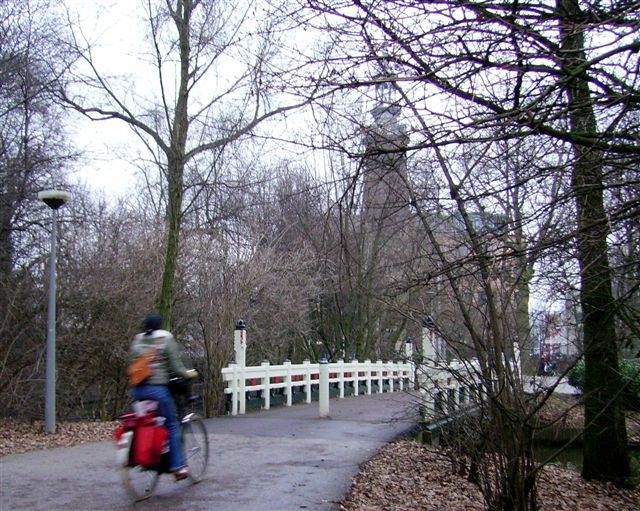  Het witte bruggetje in het Oosterpark (Foto: Dineke Rizzoli, 2006) 