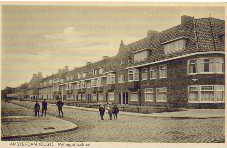  Pythagorasstraat in de jaren 30 van de 20e eeuw, pas gebouwd.<br />(foto met dank aan Dolf Haen) 
