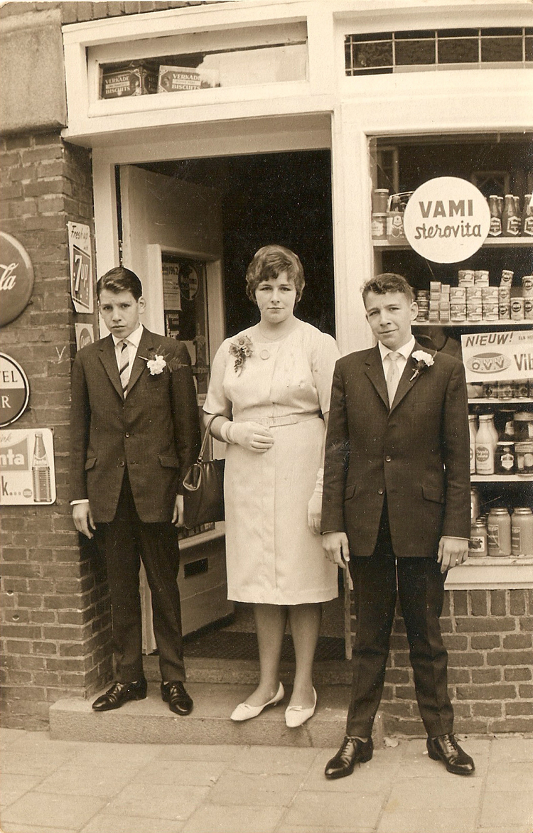 Joop, Bea en Adrie voor de winkel - 1960 .<br />Foto: Adrie de Grijs 