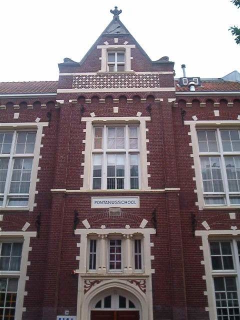  Remines lagere school, de Pontanusschool, in de Tweede van Swindenstraat. 