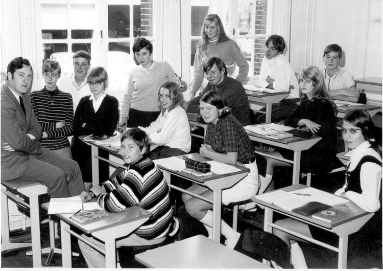  Klassefoto van de derde klas HBS in 1968 met natuurkunde leraar van Sassen. Remine zit rechts (met bril). 