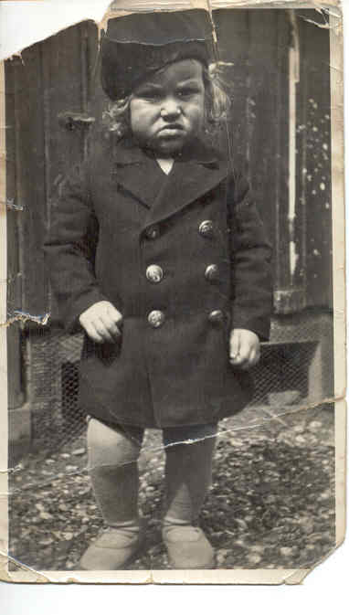  Remines vader als tweejarig jongetje in de Reinwardstraat (1931) 