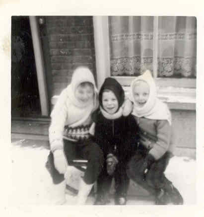  De strenge winter van 1963: voor de deur op de slee, Remine met broer John en buurmeisje Yvonne. 
