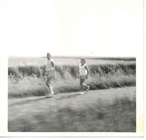 Remine met Thea Steenbakker Remine en haar vriendin Thea Steenbakker van de wandelsportvereniging, 1964. 