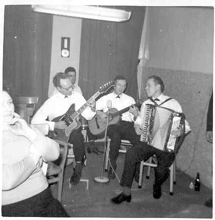 Vader’s band op feestavond “Mijn vader werd gevraagd om op de maandelijkse feestavond van de wandelsportvereniging accordeon te spelen”: de band ‘the Occasions’ in 1964 met vader Alberts op accordeon en de vader van Thea Steenbakker op elektrische gitaar. 