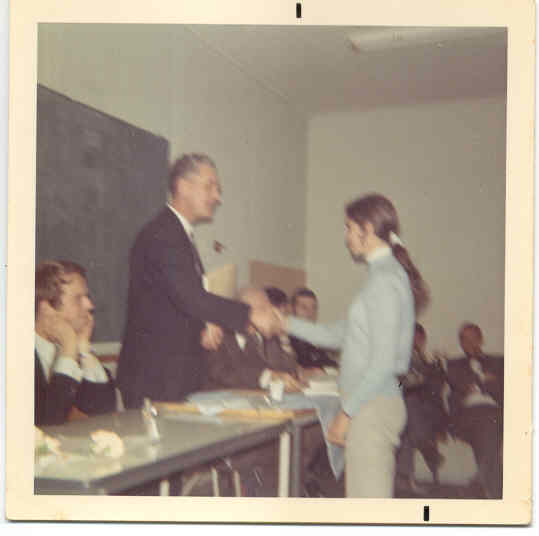  Diploma-uitreiking van de Driejarige HBS (1968): Remine wordt gefeliciteerd door directeur Mulder. 