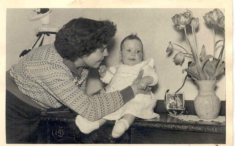 Op de dressoir Remine op de dressoir, met moeder Coby in 1955. 