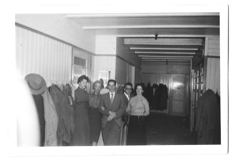 Bestuur 1957 Het bestuur van de RK Jeugdsociëteit afdeling Oost in 1957. Het bestuur van de RK Jeugdsociëteit afdeling Oost in 1957 in het inmiddels gesloopte gebouw. 