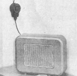 Radiodistributie. Een luidspreker verbonden aan een zwarte draaiknop met 4 standen. 