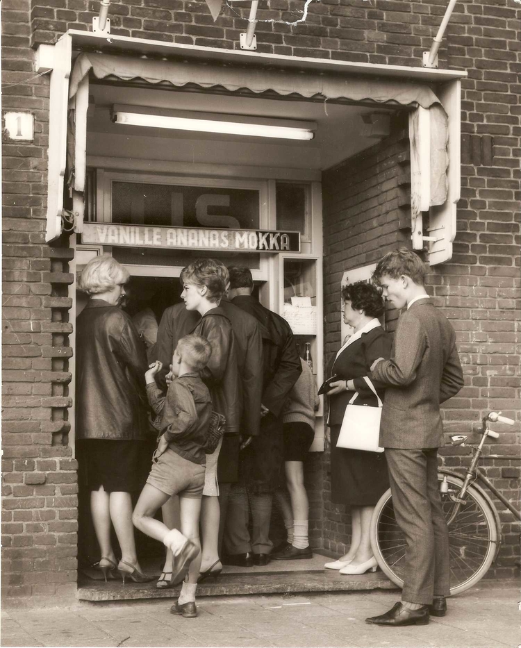 IJsbuffet Haen Radioweg 1 - ± 1975  <p>.<br />
<em>Klik rechts bovenaan op de foto en de foto wordt vergroot weergegeven.</em><br />
Foto: Jo Haen ©</p>