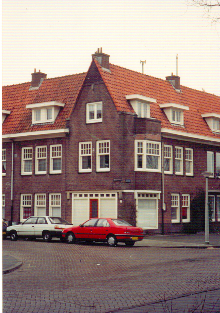 Radioweg hoek Galvanistraat Radioweg hoek Galvanistraat (2006). De familie de Koning woonde op Radioweg 13 boven. Dat is het hoekhuis op deze foto. 