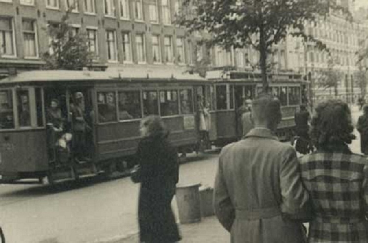 Ook de tram werd gebruikt! April 1943, tram met opgepakte joden die naar het Muiderpoortstation werden gebracht voor deportatie - © Karel Bönnekamp / Collectie Verzetsmuseum Amsterdam. 