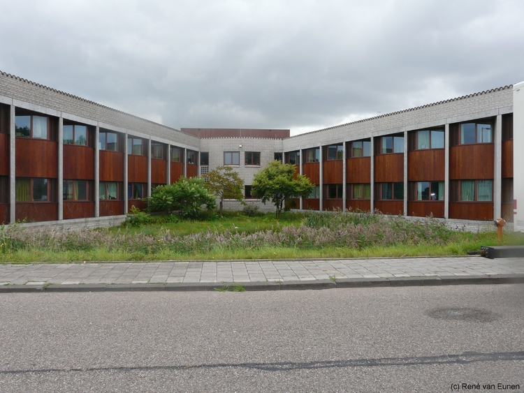  De situatie in 2012 op ongeveer de plek waar de hoofdingang van R&D was. In dit gebouw is een psychiatrische kliniek met cursuslokalen gehuisvest. Foto: René van Eunen. 