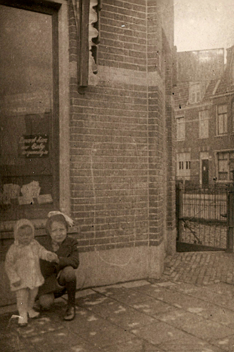 Reaumurstraat 27 - 1944 .<br />Foto: Leo Post 