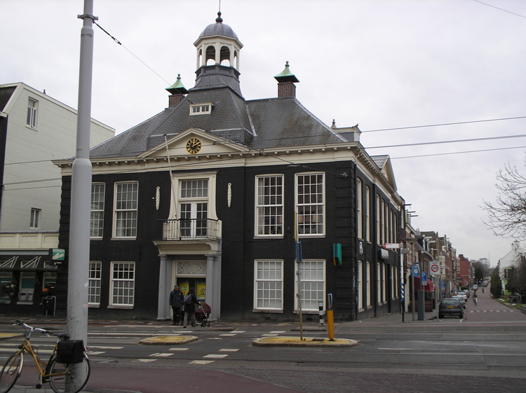  Het Rechthuis aan de Middenweg. Anno 2006 een bank !<br />(2006 foto Jo Haen) 