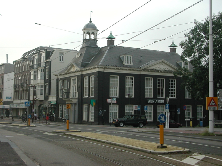 Het Rechthuis Het oude Rechthuis van Watergraafsmeer (gebouwd in 1777), nu de ABN-AMRO bank. 