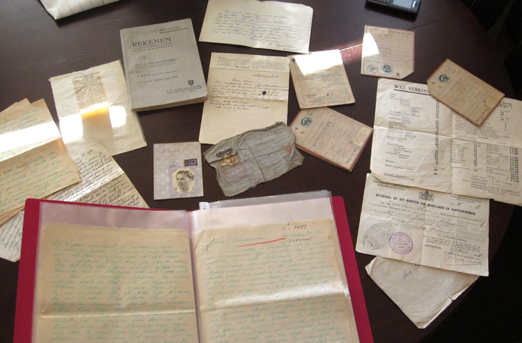 De brieven en de papieren van de ouders van Reina .<br />Foto: Jo Haen// 