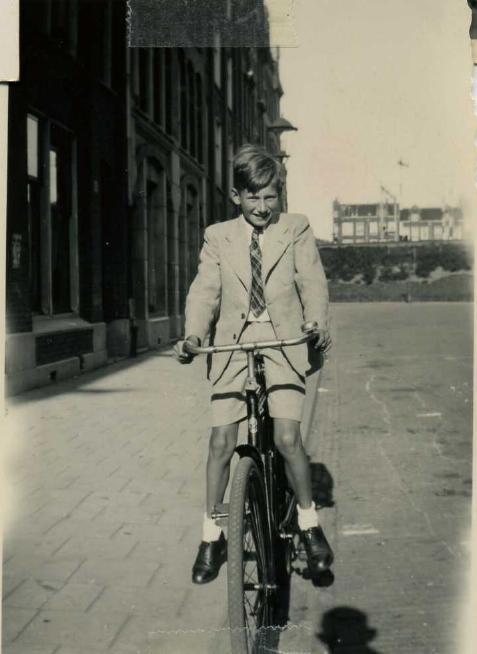  Jan Sablerolle op zijn eerste fiets in de Reinwardtstraat. 