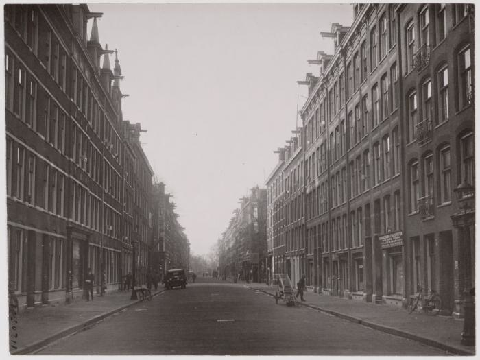 De Reinwardtstraat. Dit is de Reinwardtstraat met links de winkel van mijn vader.<br />Bron: Peter Spruijt. 