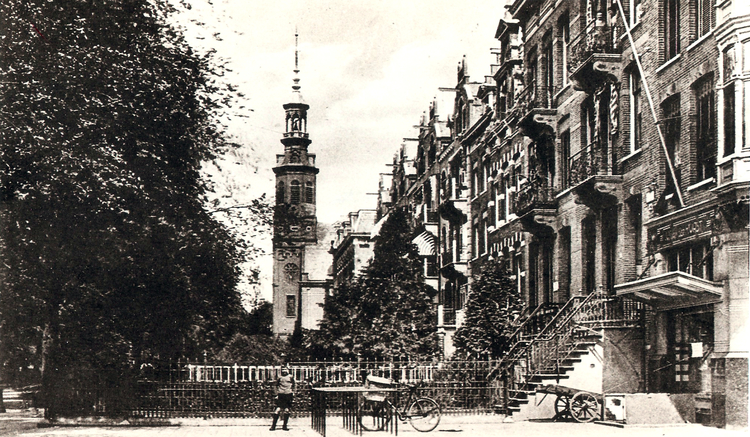 Reinwardtstraat 01 (rechts op de hoek)  - ± 1905 .<br />Foto: Jan van Deudekom 