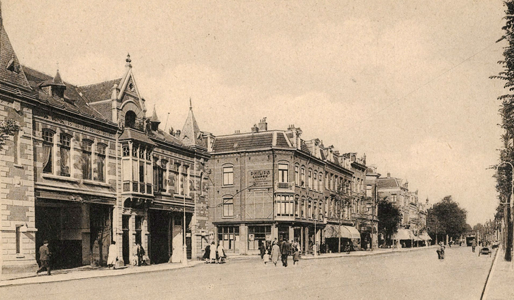 De voormalige paardentramremise Linnaeusstraat 30 - 1920 .<br />Foto: Beeldbank Amsterdam 