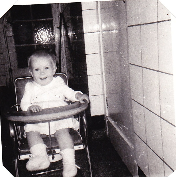 renate in kinderstoel foto genomen in de winkel in 1964 
