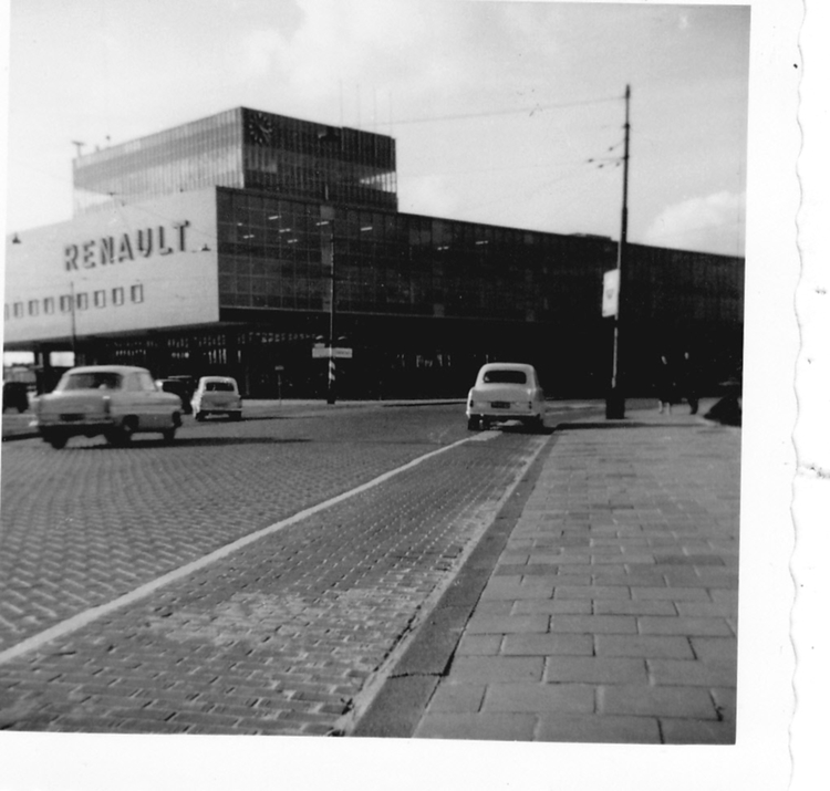 Het Renaultgebouw bij het Amstelstation. .<br />Foto: Guus Hommes ©<br />Klik rechts bovenaan op de foto en de foto wordt vergroot weergegeven. 
