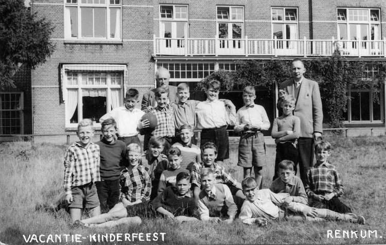 Renkum 1956  <p>“Hoogtepunt van de 6e klas was een weekje naar Renkum.â€? Klassefoto gemaakt in Renkum 1956. Ik lig rechts op de voorgrond, met bril. Links staat meester Fontaine.</p>