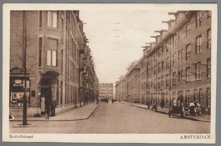 Retiefstraat. Prentbriefkaart van de Retiefstraat uit ongeveer 1920, uit de collectie Jaap van Velzen (Joods Historisch Museum). Bron: Geheugen van Nederland. 