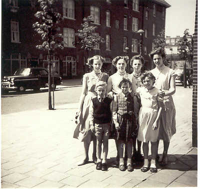 Retiefstraat. Retiefstraat hoek Laing's Nekstraat. Op de foto het gezin Van Eijk in 1958. Bovenste rij van links naar rechts: Truus van Eijk, Nelly, Tiny en Riet. Onderste rij van links naar rechts: Loek, Trees en Wil. 