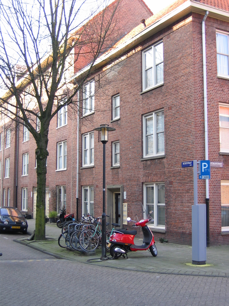 Retiefstraat 2011 Op deze foto is goed zichtbaar dat op de hoek met de Spitskopstraat een woonlaag 'is verdwenen'. Na de renovatie zijn een aantal woningen samengevoegd.<br />Bron: Frits Slicht. 