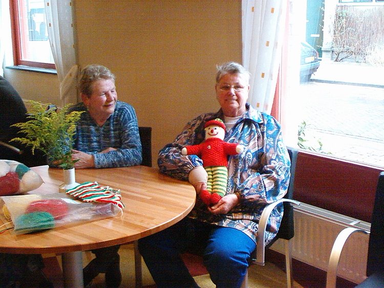 Ria en Jo Recente foto van Ria en Collega Jo op hun werk in het restaurant van Kastanjehof Ria met haar collega Jo op hun werk in het restaurant van Kastanjehof (anno 2005) 