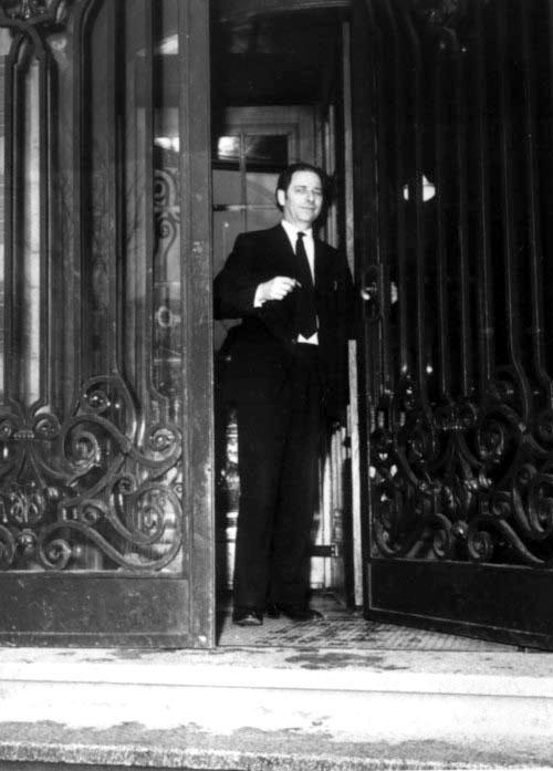 Bob Richel Bob Richel in functie, de foto zal ca 1975 genomen zijn. De deur is de grote voordeur van het pand aan de Mauritskade. 