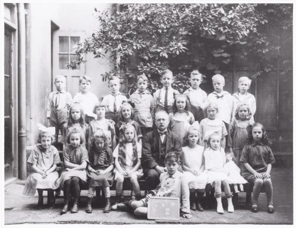 Rijksschool (Chr.Kleuter Onderwijs) Kinderen van de Chr.kleuterschool aan de Zeeburgerdijk. Er was ook een ingang op het Timorplein.<br />Foto: (1926)  Stadsarchief Amsterdam 