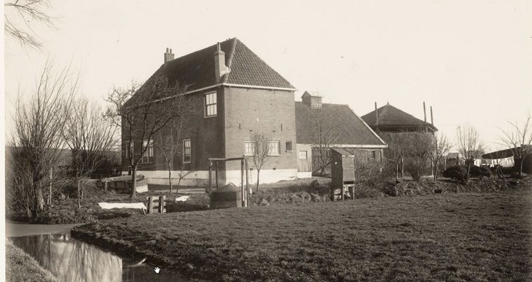 Kruislaan 350 Boerderij Voorheen - 1927 .<br />Foto: Beeldbank Amsterdam In een fotoboekje van J.H. Kruizinga staat dat de boerderij Voorheen heette (vroeger Dijkzigt) omdat vroeger de hooiwagens voor het huis langs moesten om het hooi in de hooiberg onder te brengen. Met het huis verdween ook de laatste brongasketel die tijdens de 2e W.O. nog dienst deed.<br />.<br />Foto: Beeldbank Amsterdam 