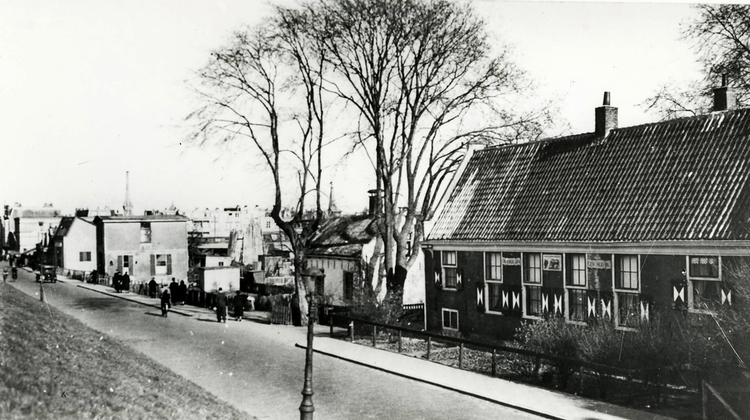 Ringdijk 56 - hoge huis links - ± 1950 .<br />Foto: Beeldbank Amsterdam .<br />Foto: Jan van Deudekom 