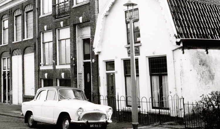 Ringdijk 62 (links met dichte ramen) - ± 1975 .<br />Foto: Beeldbank Amsterdam 