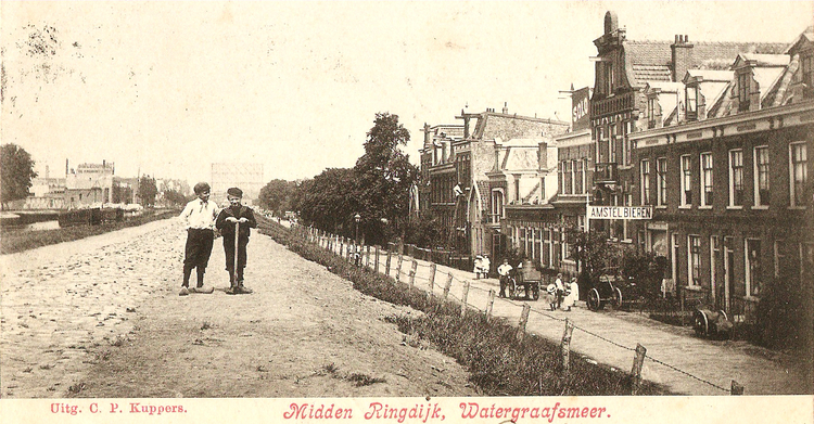 Ringdijk 68 - 1910 .<br />Foto: Jan van Deudekom .De Ringdijk richting Middenweg. Rechts bij het bord Amstelbieren de winkel van Jan van Deudekom.<br />Foto: Jan van Deudekom 