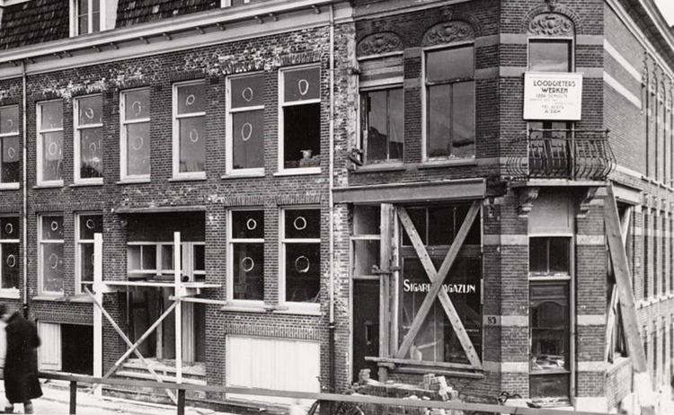 Ringdijk 85 hoekpand - 1945 .<br />Foto: Beeldbank Amsterdam 